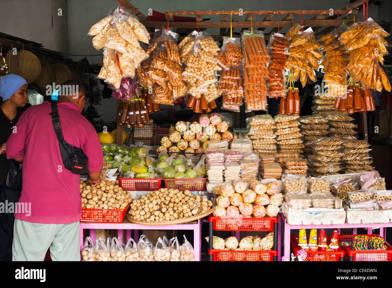 Snack-stand au marché central. Kota Kinabalu, Sabah, Bornéo, Malaisie. Banque D'Images