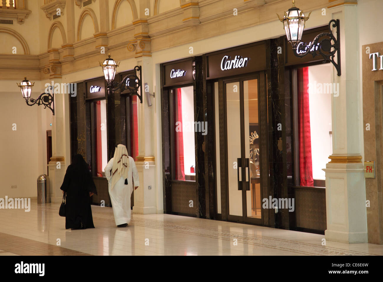 Couple arabe dans Villaggio Mall Shopping Center à Doha, Qatar Banque D'Images