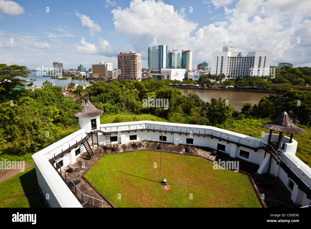 Vue sur la rivière Sarawak et sur les toits de la ville de Fort Margherita. Kuching, Sarawak, Bornéo, Malaisie. Banque D'Images