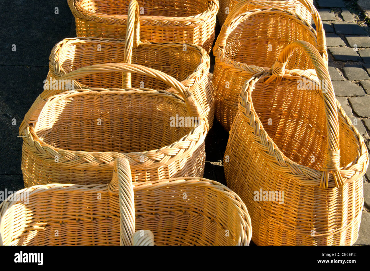 Des paniers en osier fait main en vente juste à l'extérieur Photo Stock -  Alamy