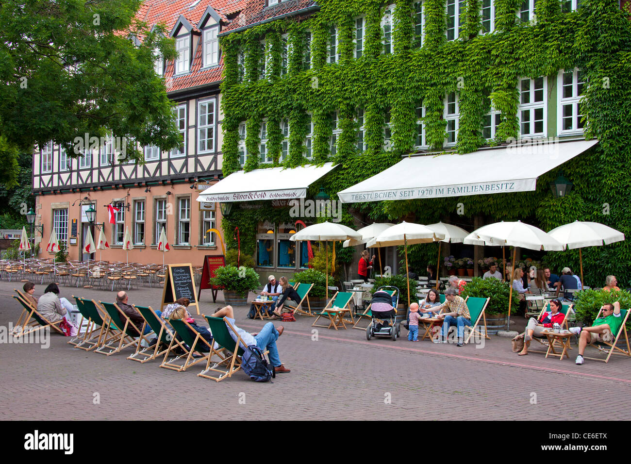 Les touristes en chaise longue à la place Ballhofplatz à Hanovre, Basse-Saxe, Allemagne Banque D'Images