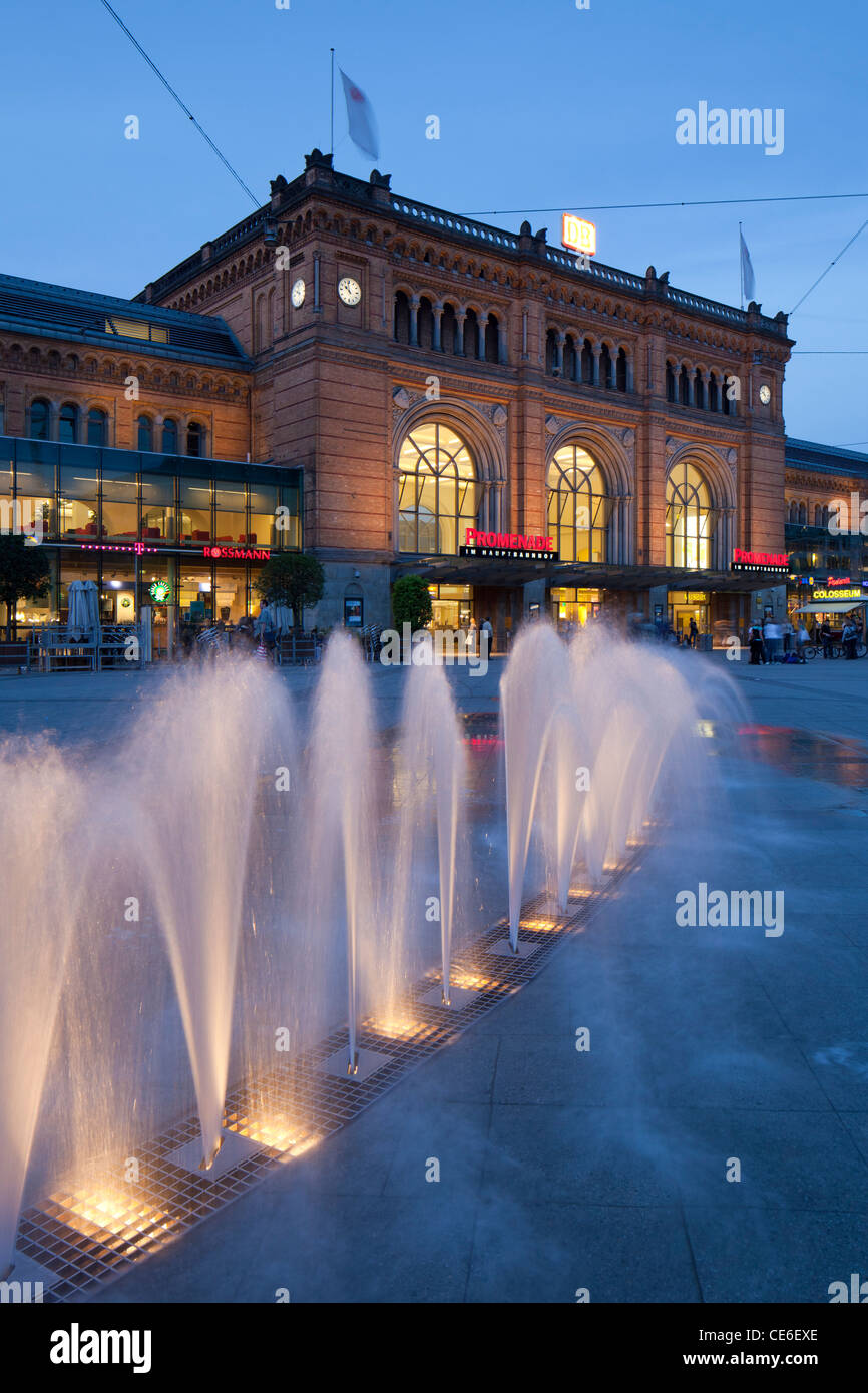 La Hauptbahnhof / gare centrale et fontaine illuminée le soir à Hanovre, Basse-Saxe, Allemagne Banque D'Images