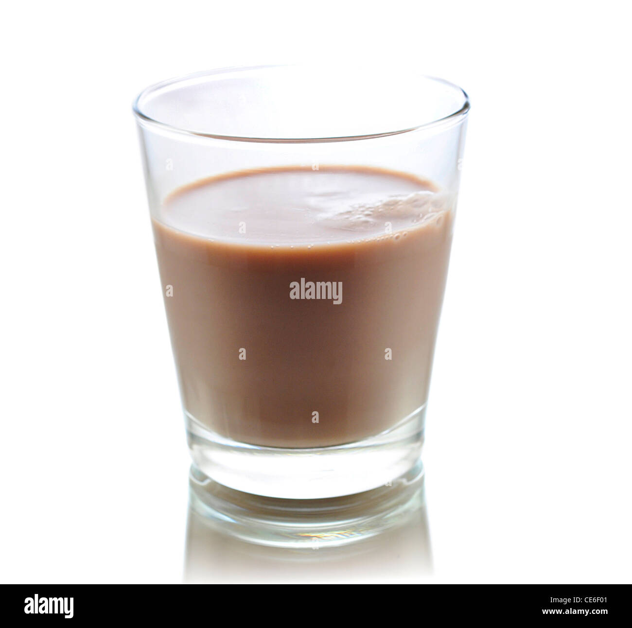 Un verre de lait au chocolat sur blanc Banque D'Images