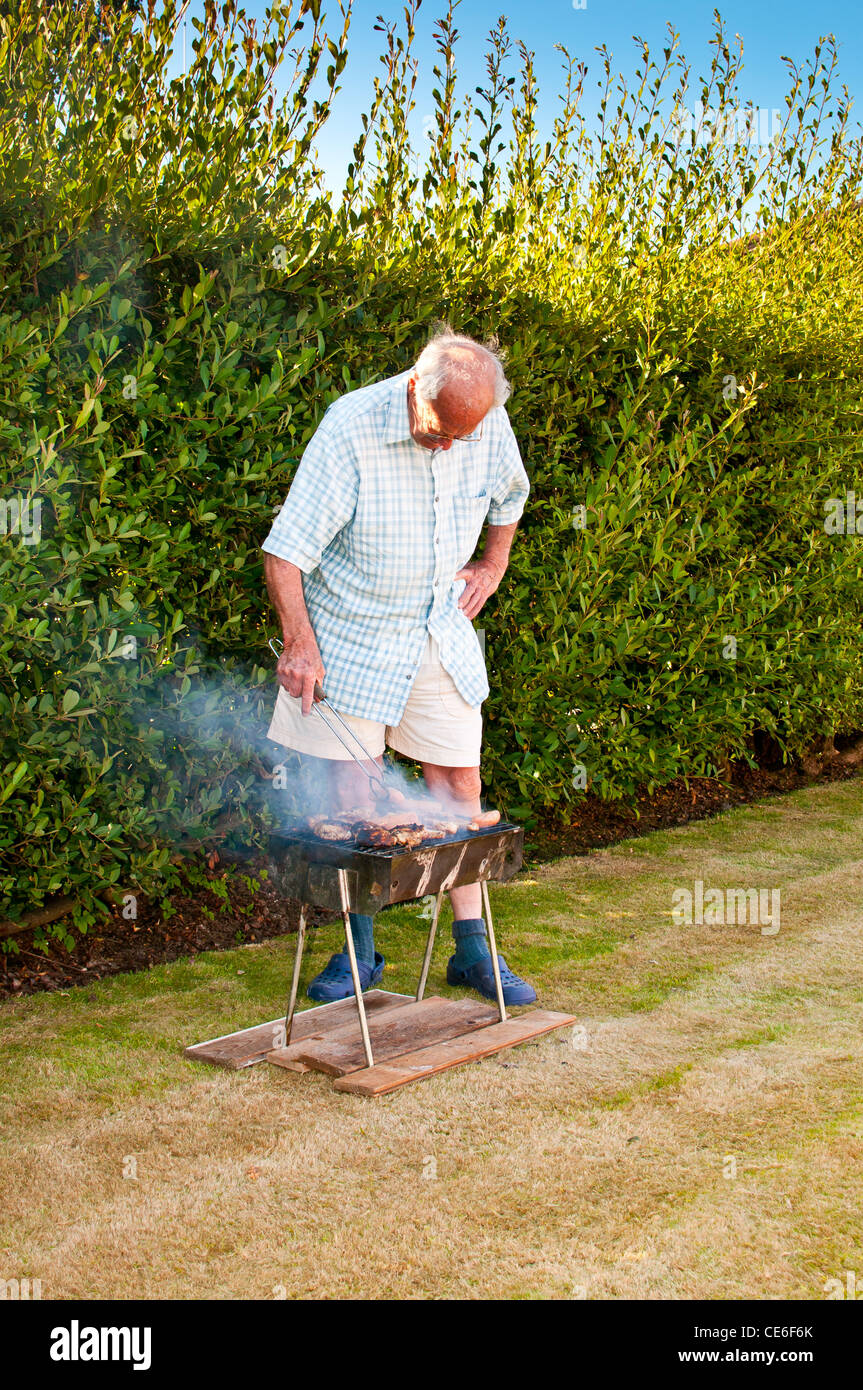 Family having barbecue dans jardin,blackpool, Angleterre, Royaume-Uni, Europe Banque D'Images