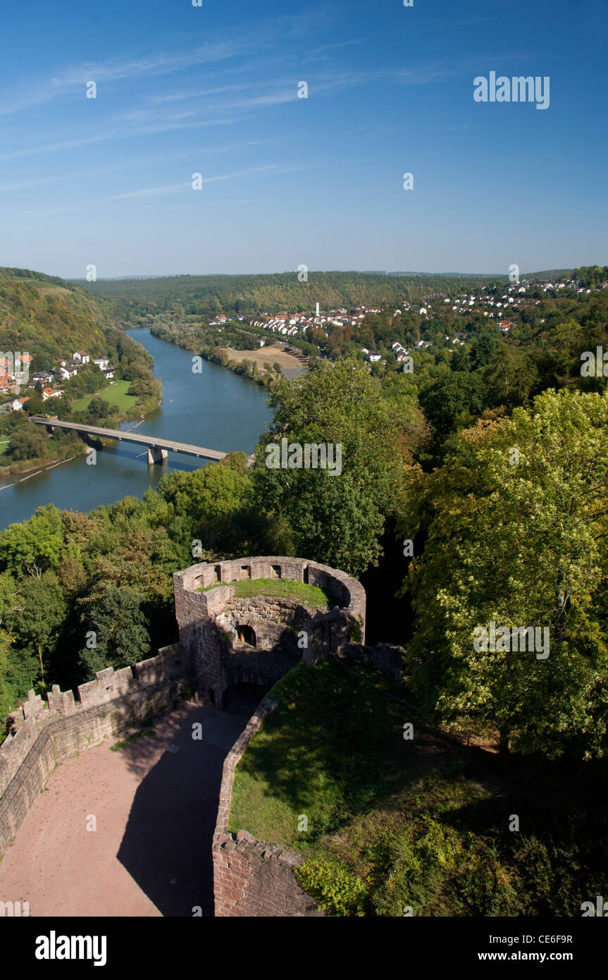 Allemagne, wertheim. confluent de tauber et vue sur la rivière principale de ruines perchées de hohenburg château. Banque D'Images