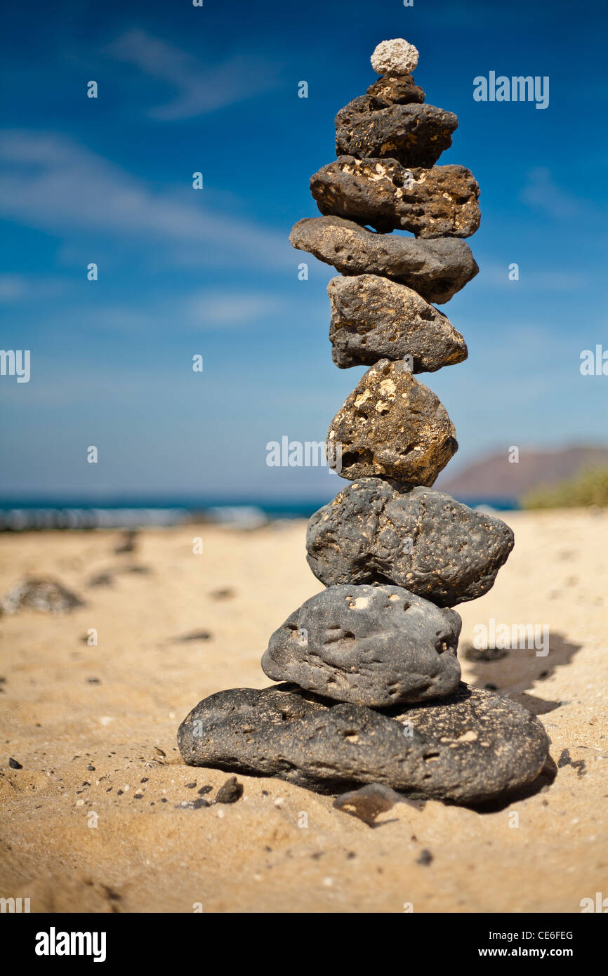 Piles en pierre sur la plage des dunes de Corralejo Banque D'Images