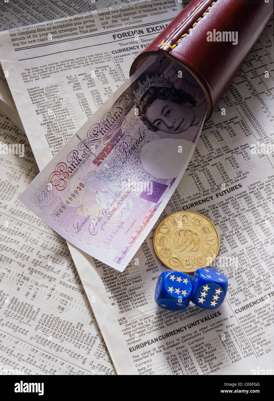 Ancien billet de 20 LIVRES EN ANGLAIS  + 1 Écu d'or - Unité monétaire européenne - COIN  + Shaker  + 2 dés sur journal financier européen Banque D'Images