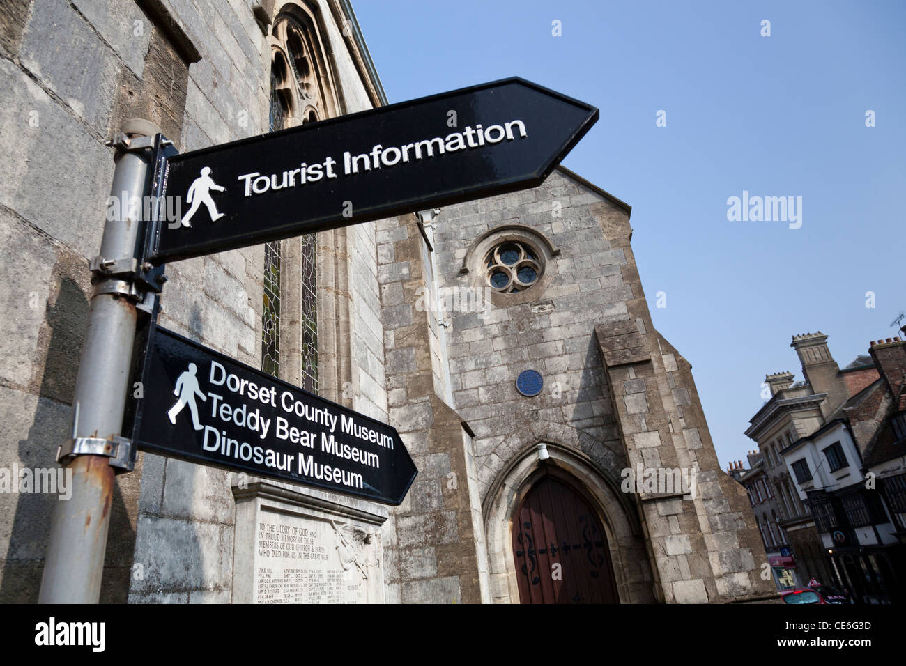 Signalisation touristique en face de l'église paroissiale de St Peter's, Dorchester, Dorset, Angleterre. Banque D'Images