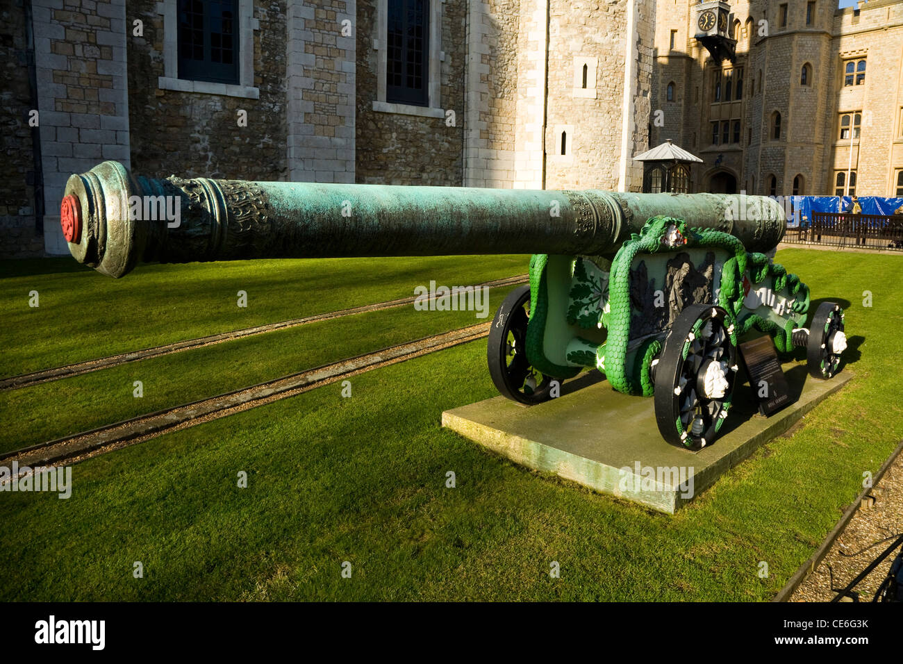 Canon 24 Bronze fabriqué dans les Pays Bas, & chariot en fonte, à la Tour de Londres, au Royaume-Uni. Banque D'Images