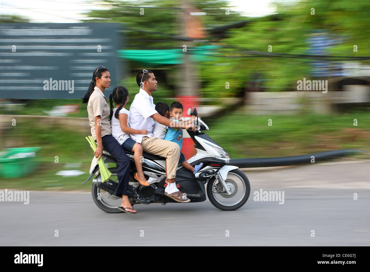 Scooter phuket thailand family Banque de photographies et d'images à haute  résolution - Alamy