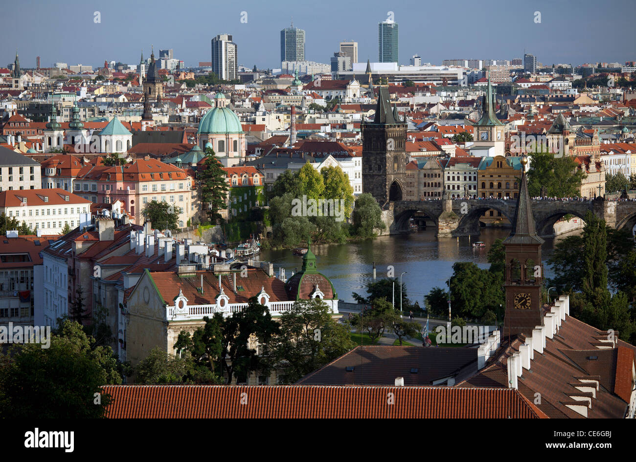 Historique de Prague avec le Pont Charles et la rivière Vltava Banque D'Images