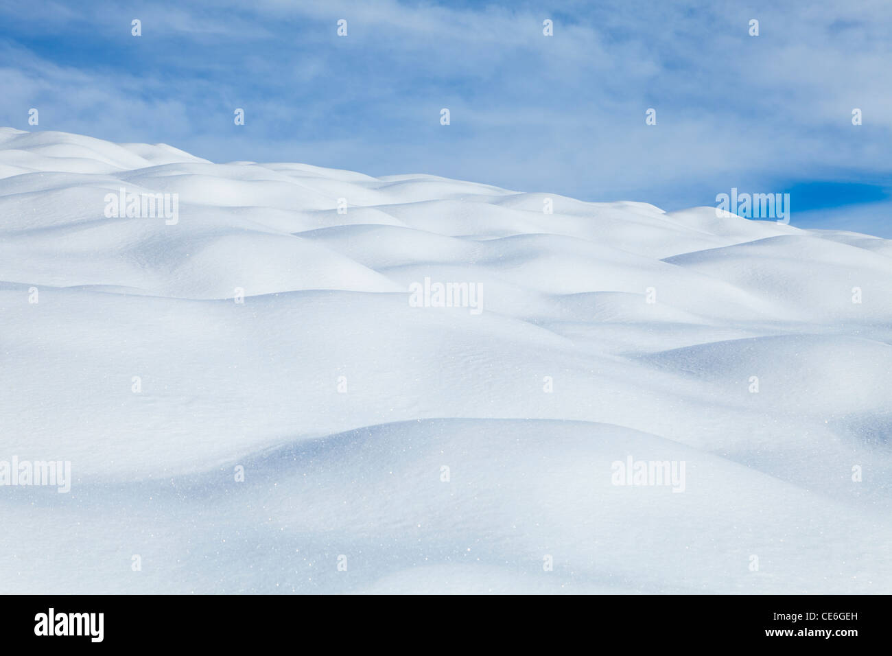 Une colline couverte de neige. Banque D'Images
