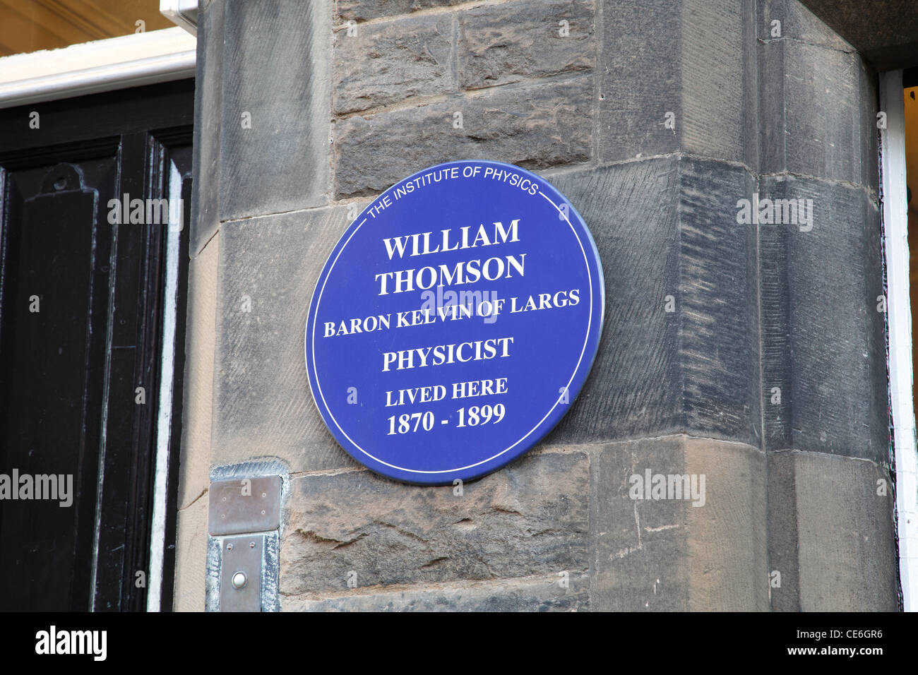 Une plaque bleue de l'Institut de physique commémorant Lord Kelvin, William Thomson, baron Kelvin de Largs, à l'Université de Glasgow, en Écosse, au Royaume-Uni Banque D'Images