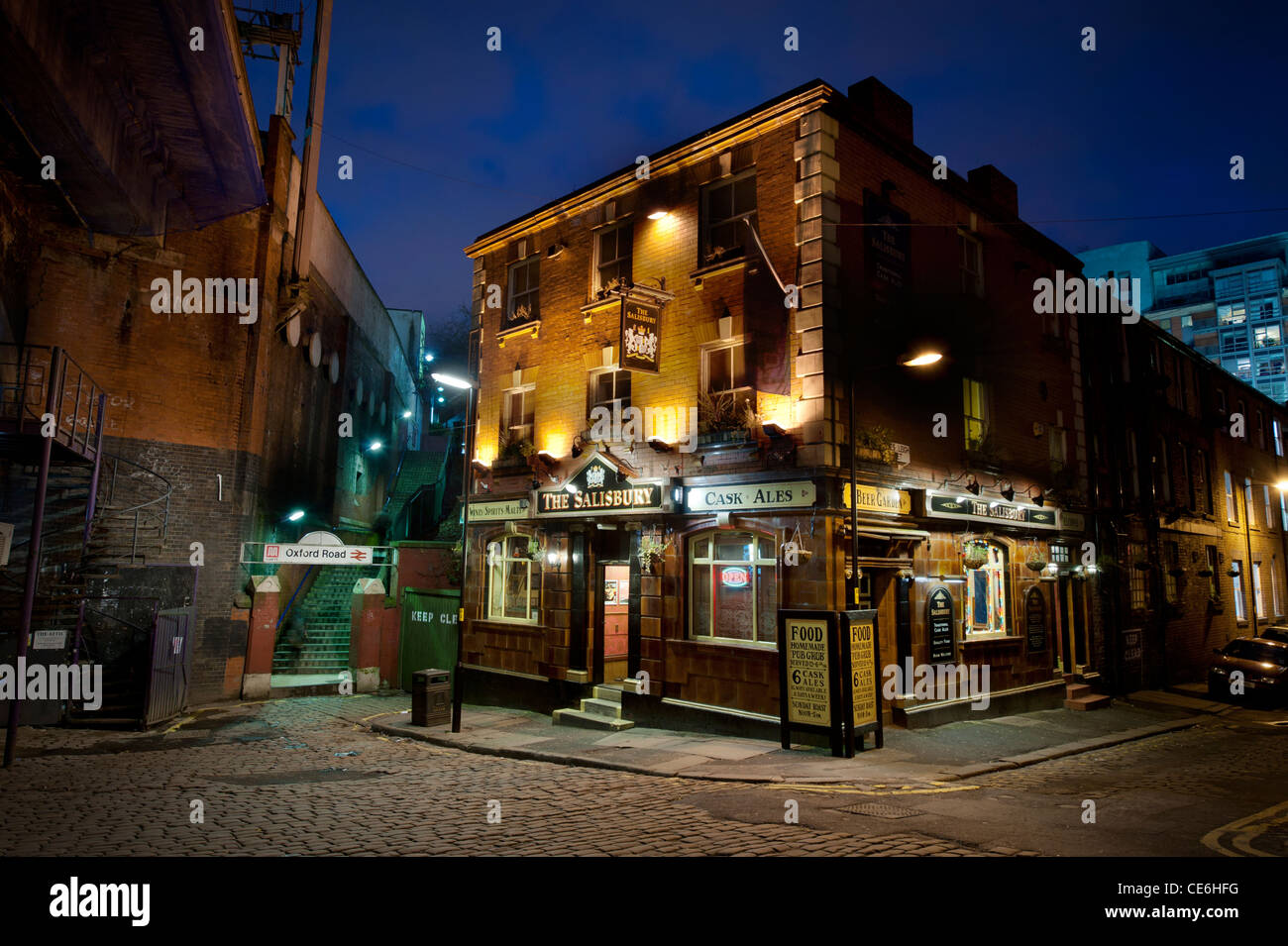 Le Salisbury pub près de la gare d'Oxford Road, Manchester, prises de nuit. Banque D'Images