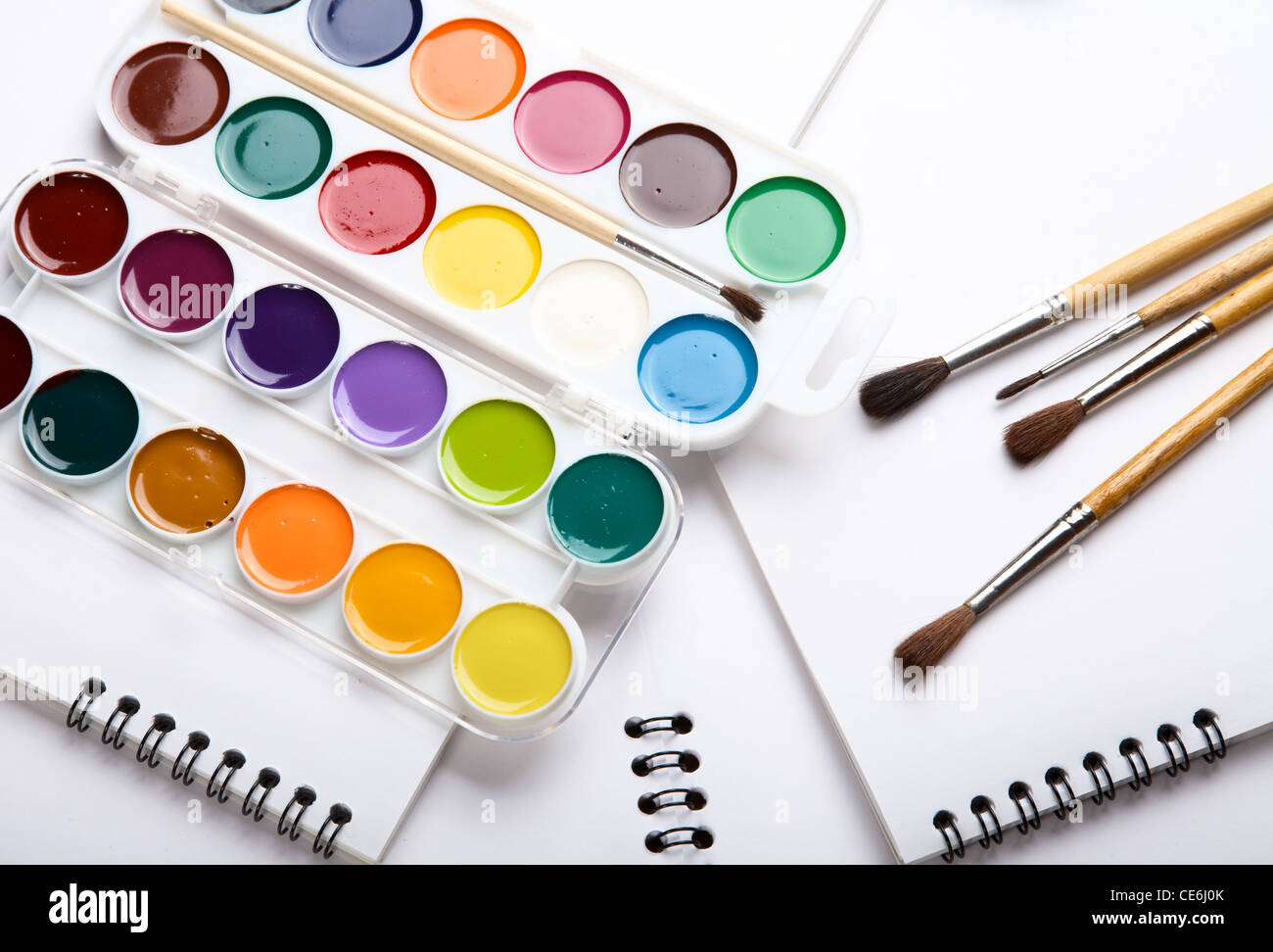 Peintures de couleur de l'eau albums pinceau pour dessiner sur une table Banque D'Images