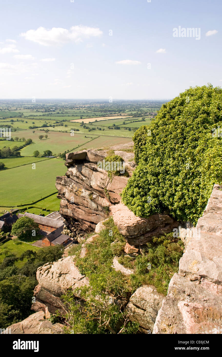 La vue de Beeston Castle à la recherche sur la campagne du Cheshire nord-ouest de l'Angleterre. Banque D'Images