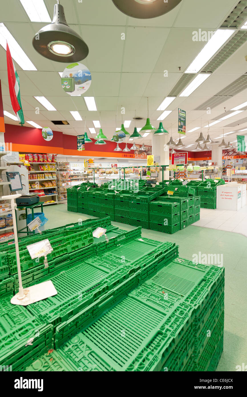 Supermarché avec des paniers vides cause de la grève des chauffeurs de camions Banque D'Images