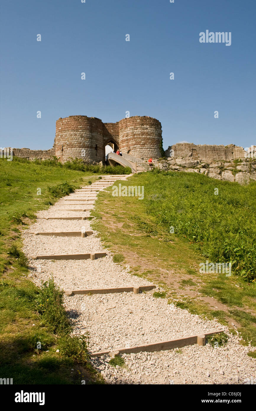Le chemin d'accès jusqu'à Château Beeston Beeston Cheshire, Angleterre, Royaume-Uni. Banque D'Images