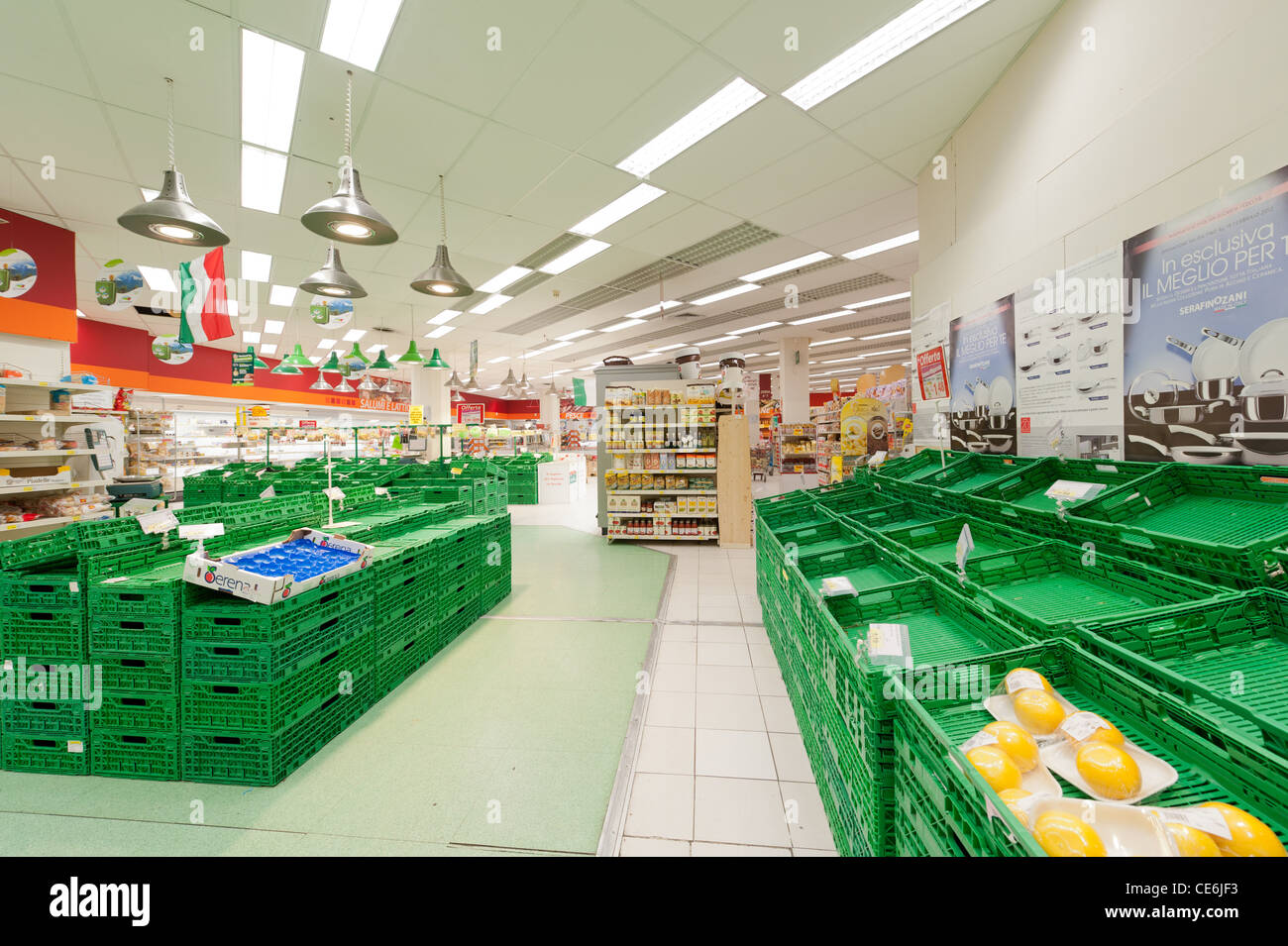 Supermarché avec des paniers vides cause de la grève des chauffeurs de camions Banque D'Images