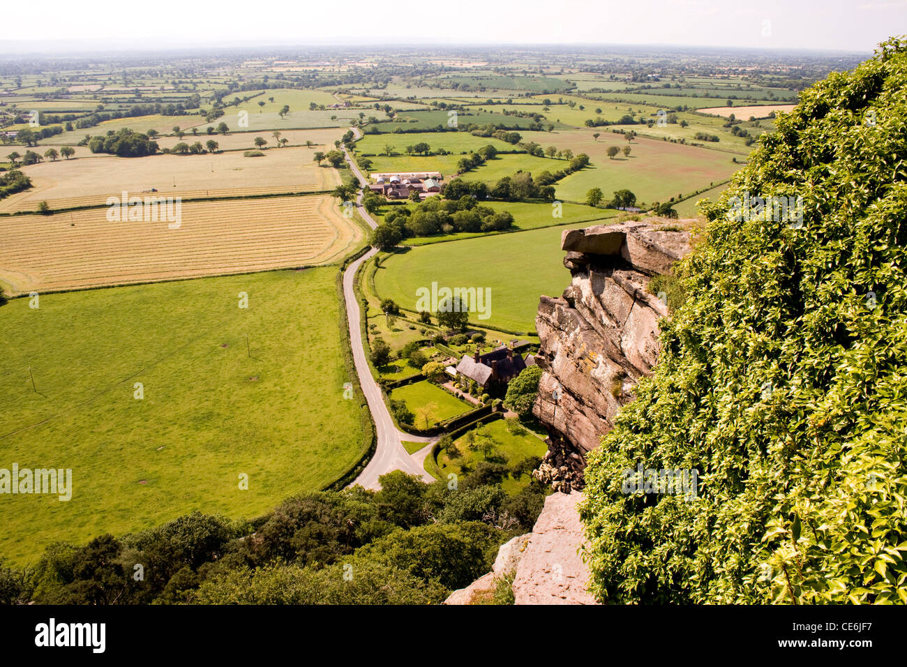 Une vue panoramique à partir de Beeston Castle à la recherche sur la campagne du Cheshire nord-ouest de l'Angleterre. Banque D'Images