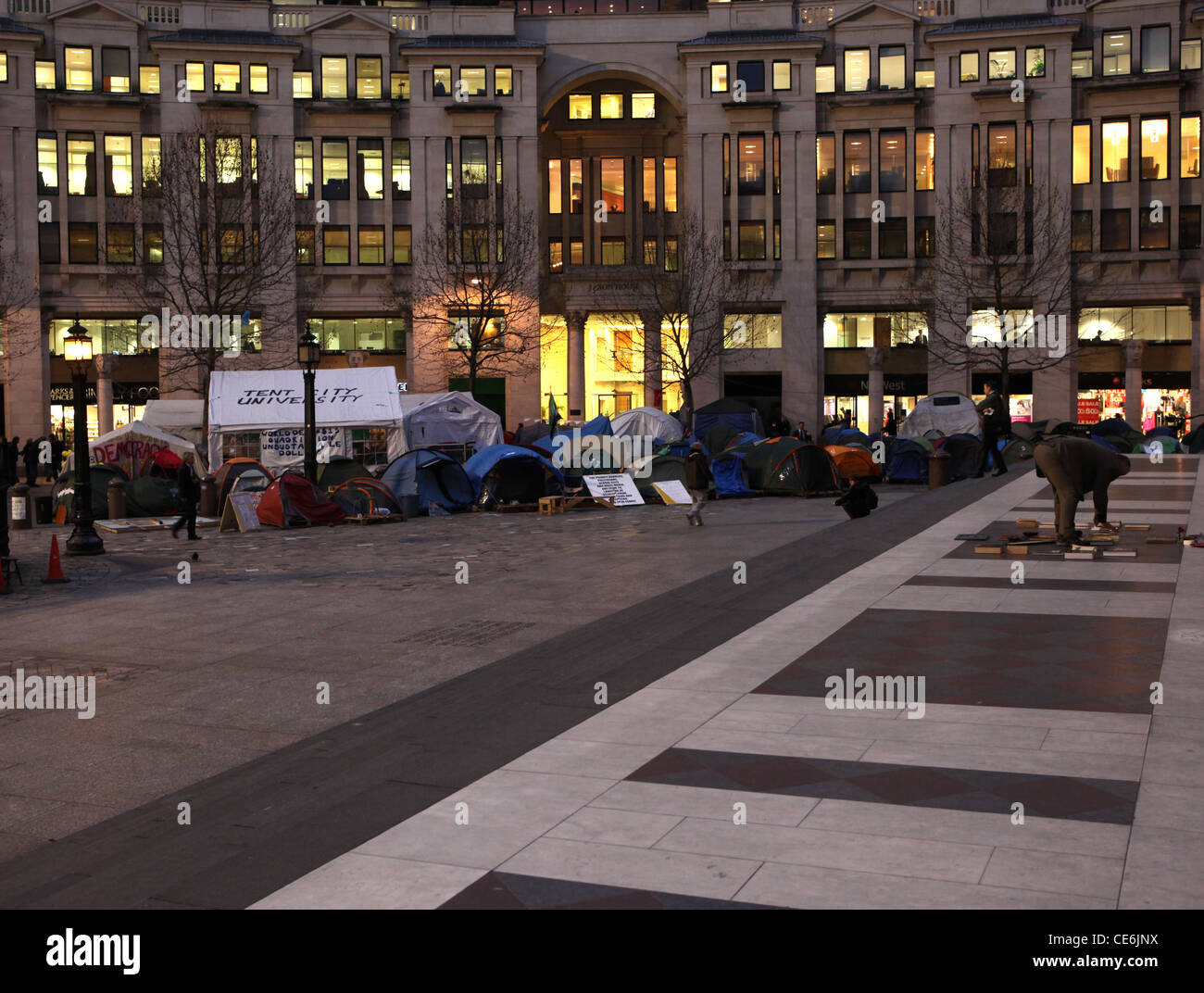 Ville des Tentes Camp de protestation à l'extérieur de St Paul's, Londres dans la soirée Banque D'Images