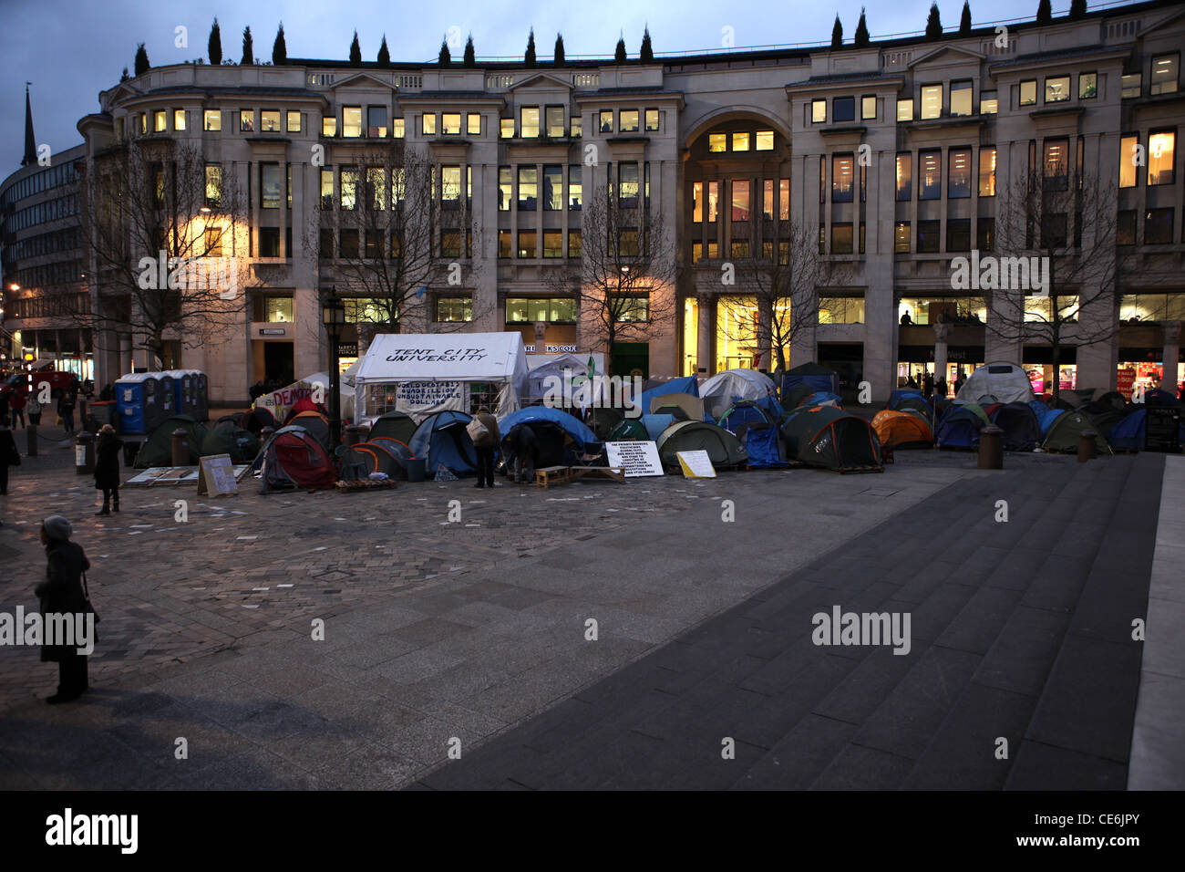 Ville des Tentes Camp de protestation à l'extérieur de St Paul's, Londres dans la soirée Banque D'Images