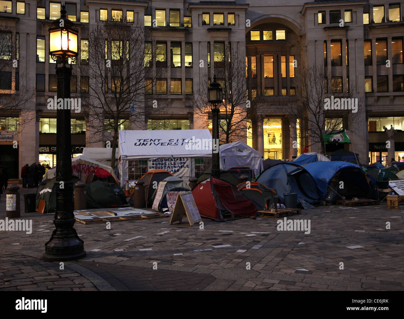 Ville des Tentes Camp de protestation à l'extérieur de St Paul's, Londres dans la soirée Banque D'Images