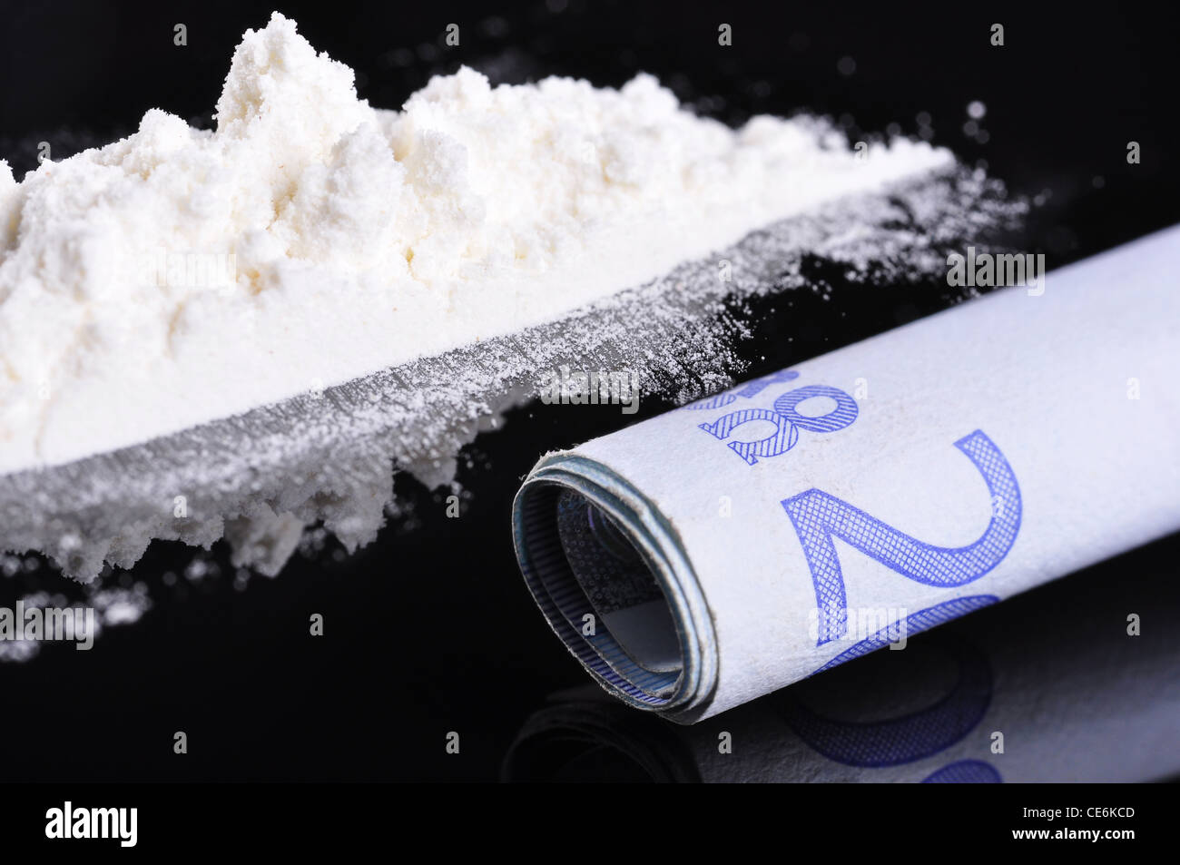Un billet de banque à côté d'une ligne de cocaïne, prêt à être sniffée Banque D'Images