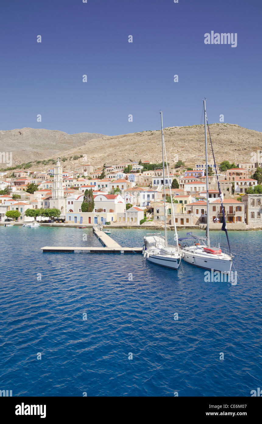 Ville portuaire de l'île de Halki Emborios, Grèce Banque D'Images