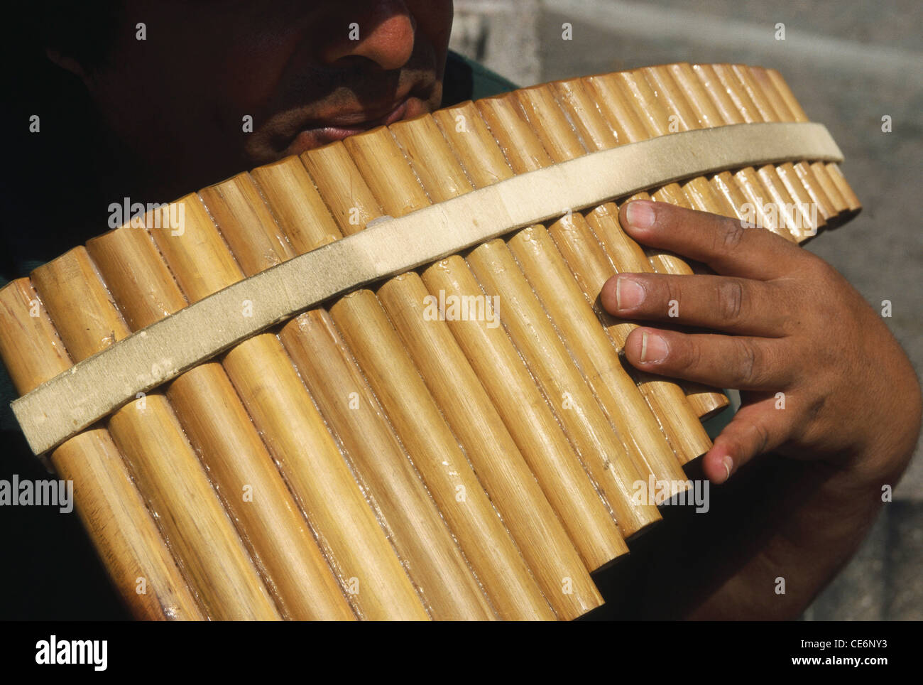 Homme jouant de la flûte flûte de pan d'instruments de musique Banque D'Images