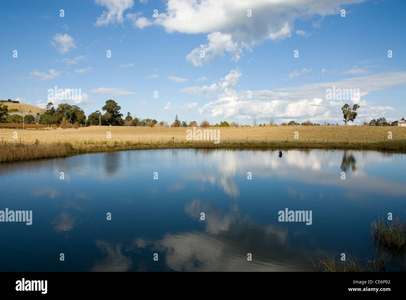 Réflexions sur la surface d'un barrage ferme sur une belle journée ensoleillée Banque D'Images