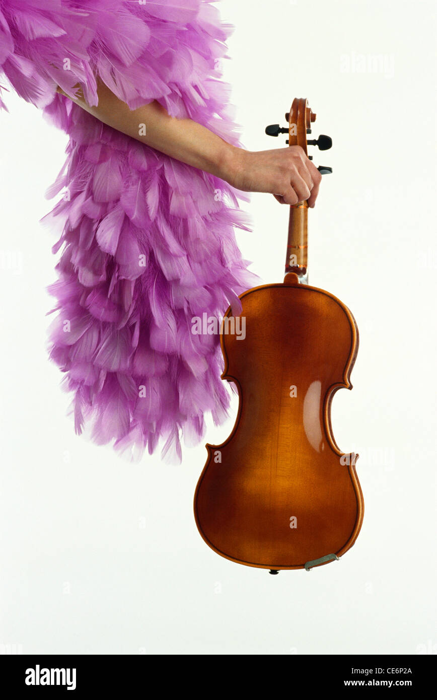 Femme avec violon et foulard violet à plumes ; MR#113 Photo Stock - Alamy
