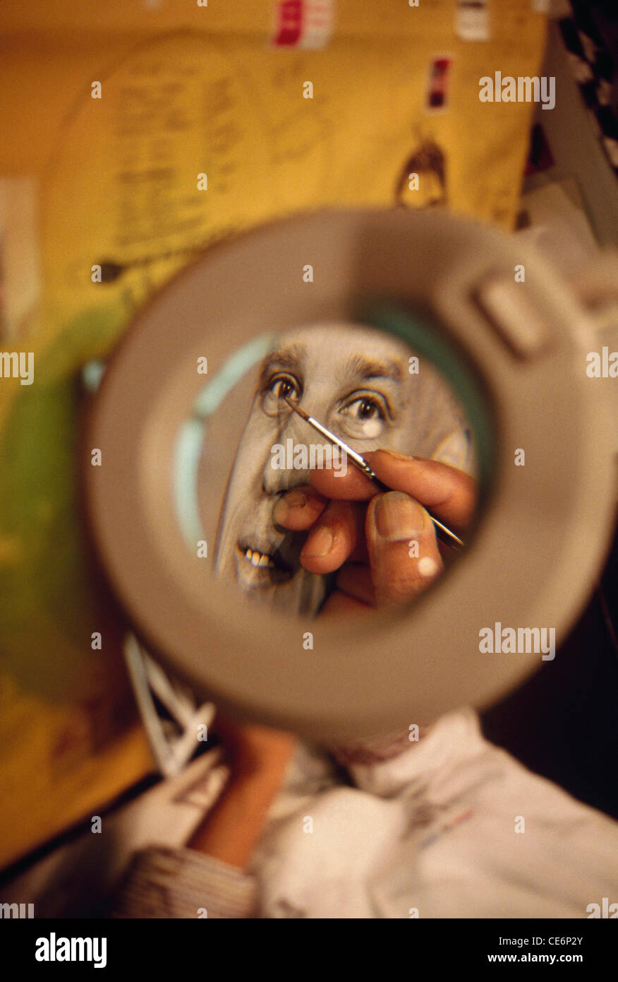 Photographe indien retouche photo de repérage manuellement par loupe ; Inde ; Asie Banque D'Images