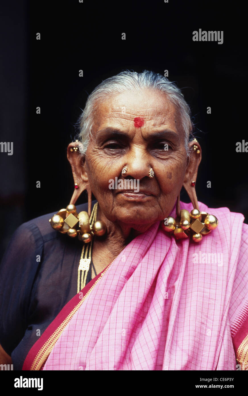 Vieille femme sud-indienne portant vanishing traditionnel Thandatti boucles  d'oreilles massive grande énorme grand or oreille Inde Asie Photo Stock -  Alamy