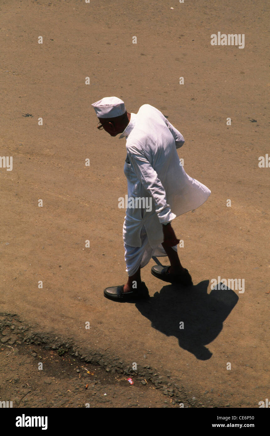 Vue de dessus du vieil homme en robe blanche dhoti kurta et cap gandhi topi Mumbai Inde Banque D'Images