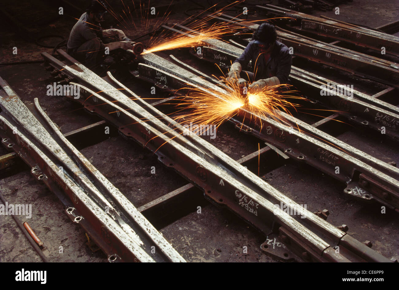 Travaux de soudage des rails de chemin de fer en usine ; Inde Banque D'Images