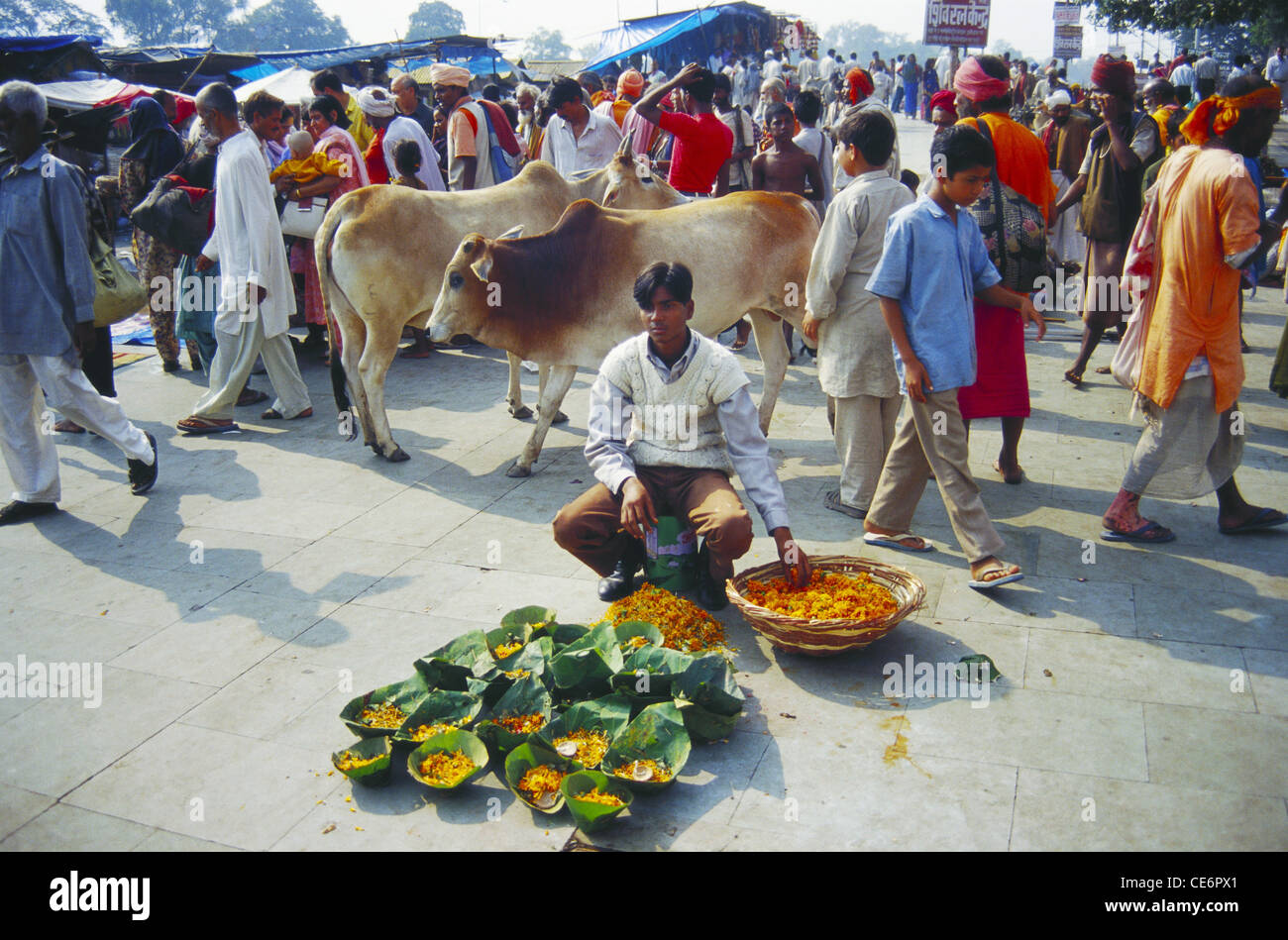 Vendeur de fleurs ; haridwar ; uttarakhand ; uttarakhand ; inde ; asie Banque D'Images