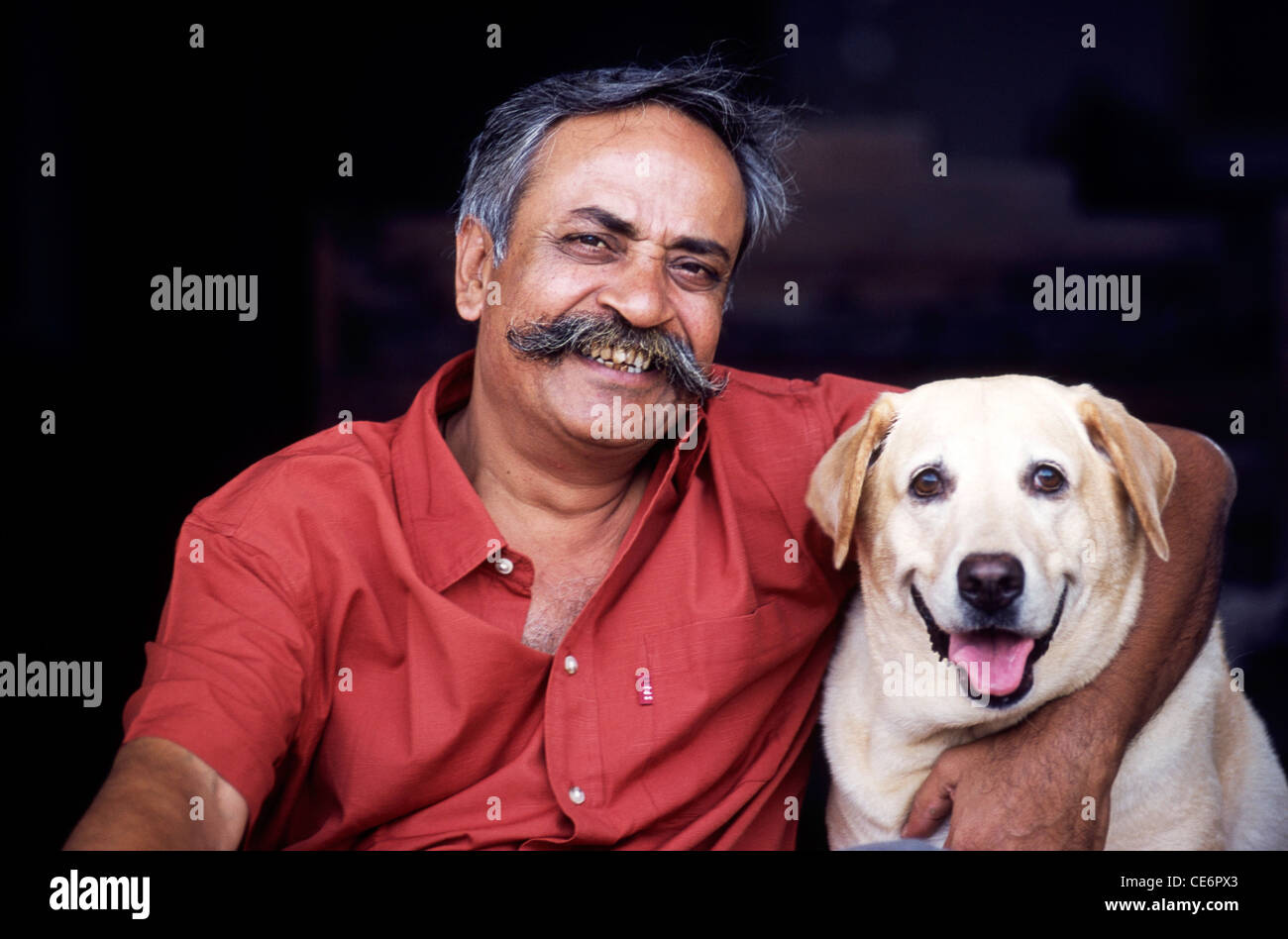 Piyush Pandey Directeur Directeur créatif de l'Agence de Publicité Ogilvy WPP avec son chien Mumbai Inde modèle ne libération Banque D'Images