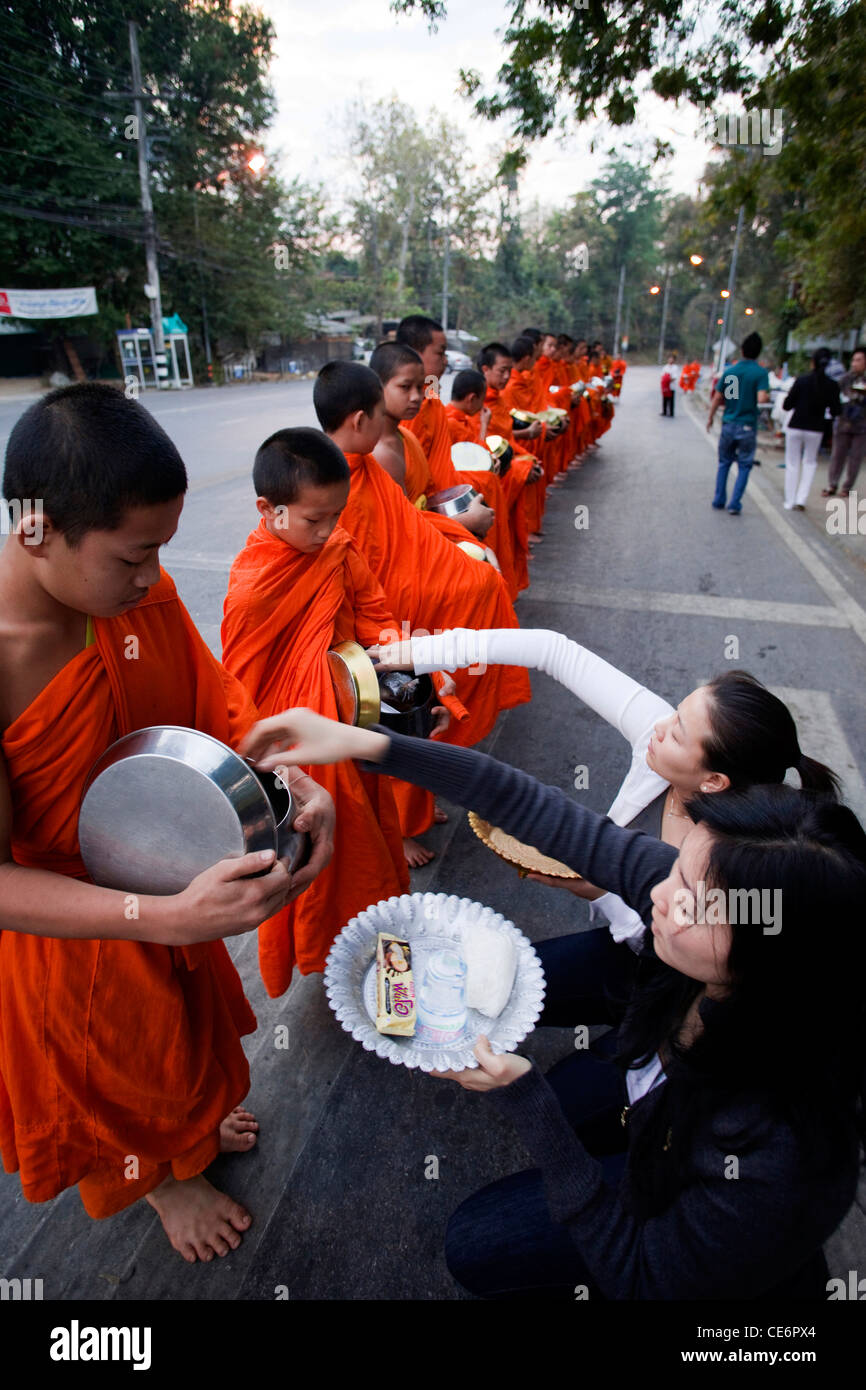 Thaïlande, Chiang Mai,Moines recevant des offrandes de nourriture Banque D'Images