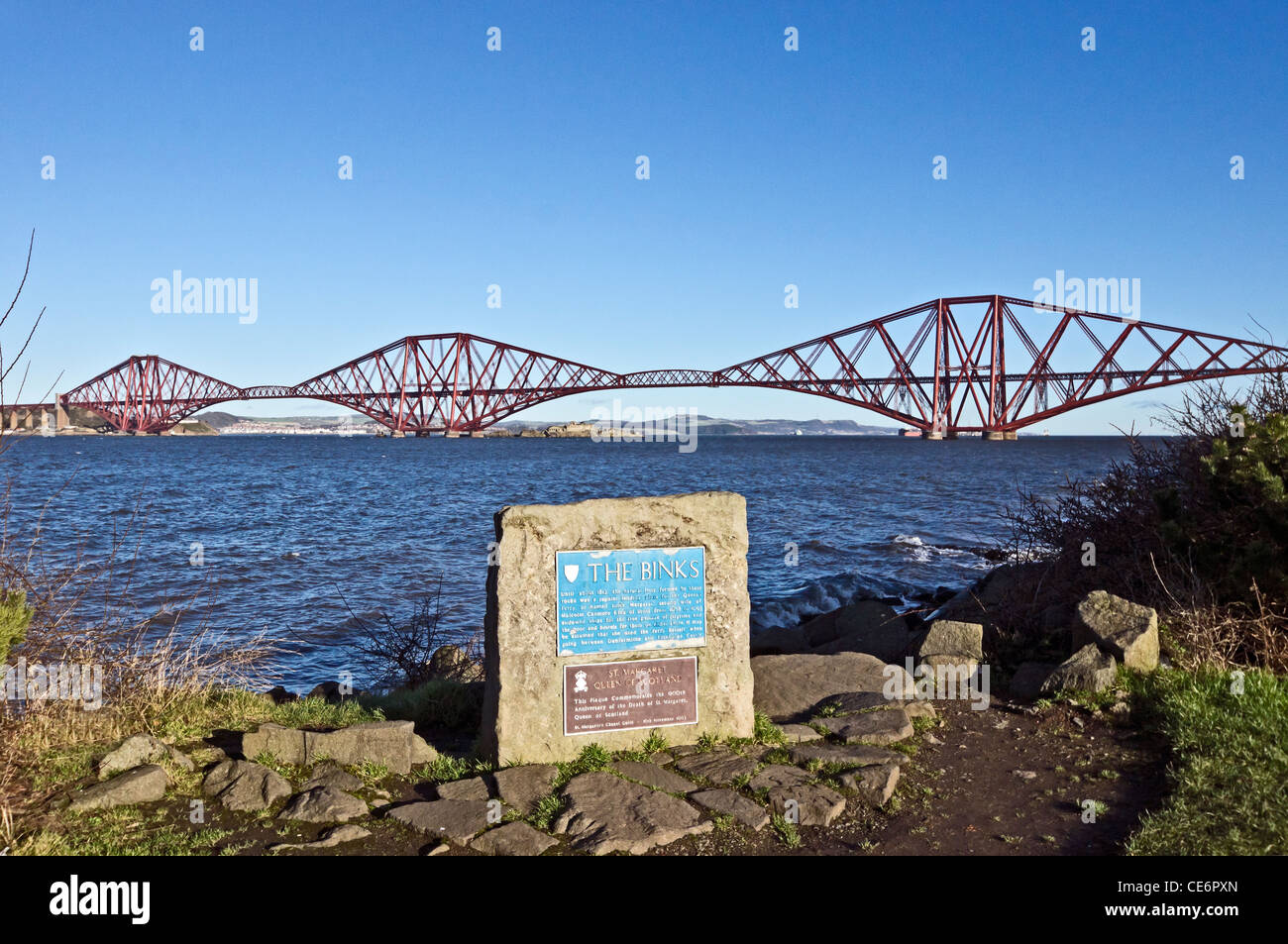 Sainte Marguerite reine d'Écosse plaque par South Queensferry Harbour en Écosse avec le Forth Rail Bridge en arrière-plan Banque D'Images