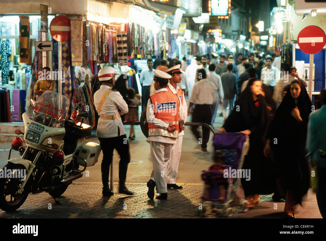 Policiers à moto en service sur un marché bondé ; Manama ; Bahreïn ; Golfe persique ; Moyen-Orient ; Banque D'Images