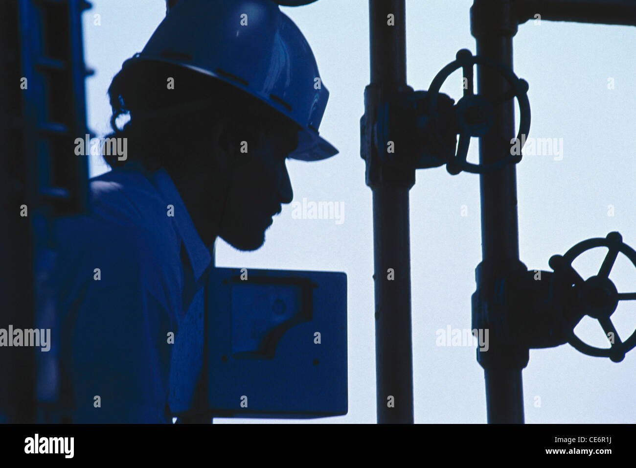 Indien portant un casque de sécurité travaillant dans une usine chimique ; inde ; asie Banque D'Images