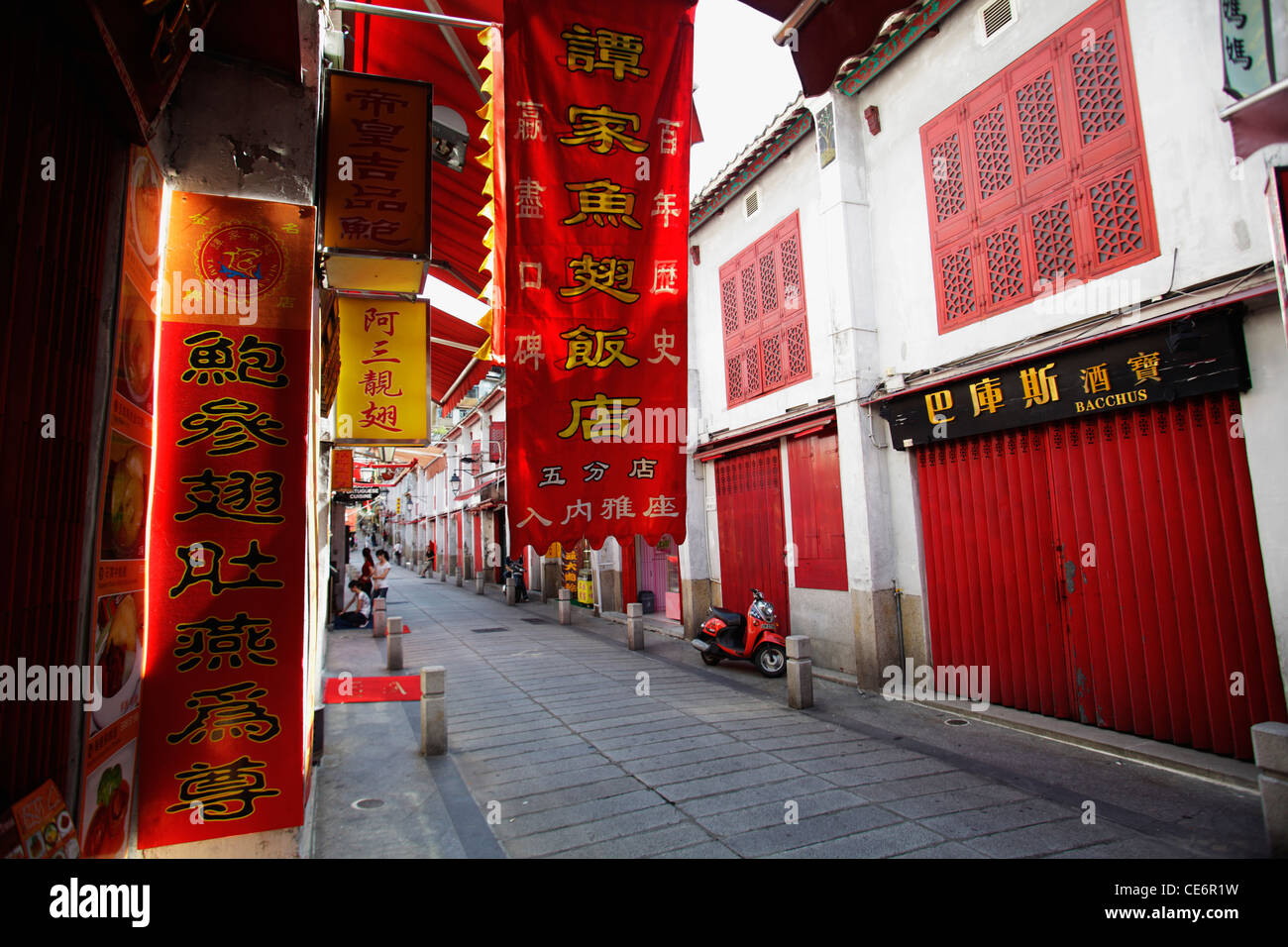 Marques rouges sur la rue étroite à Macao Banque D'Images