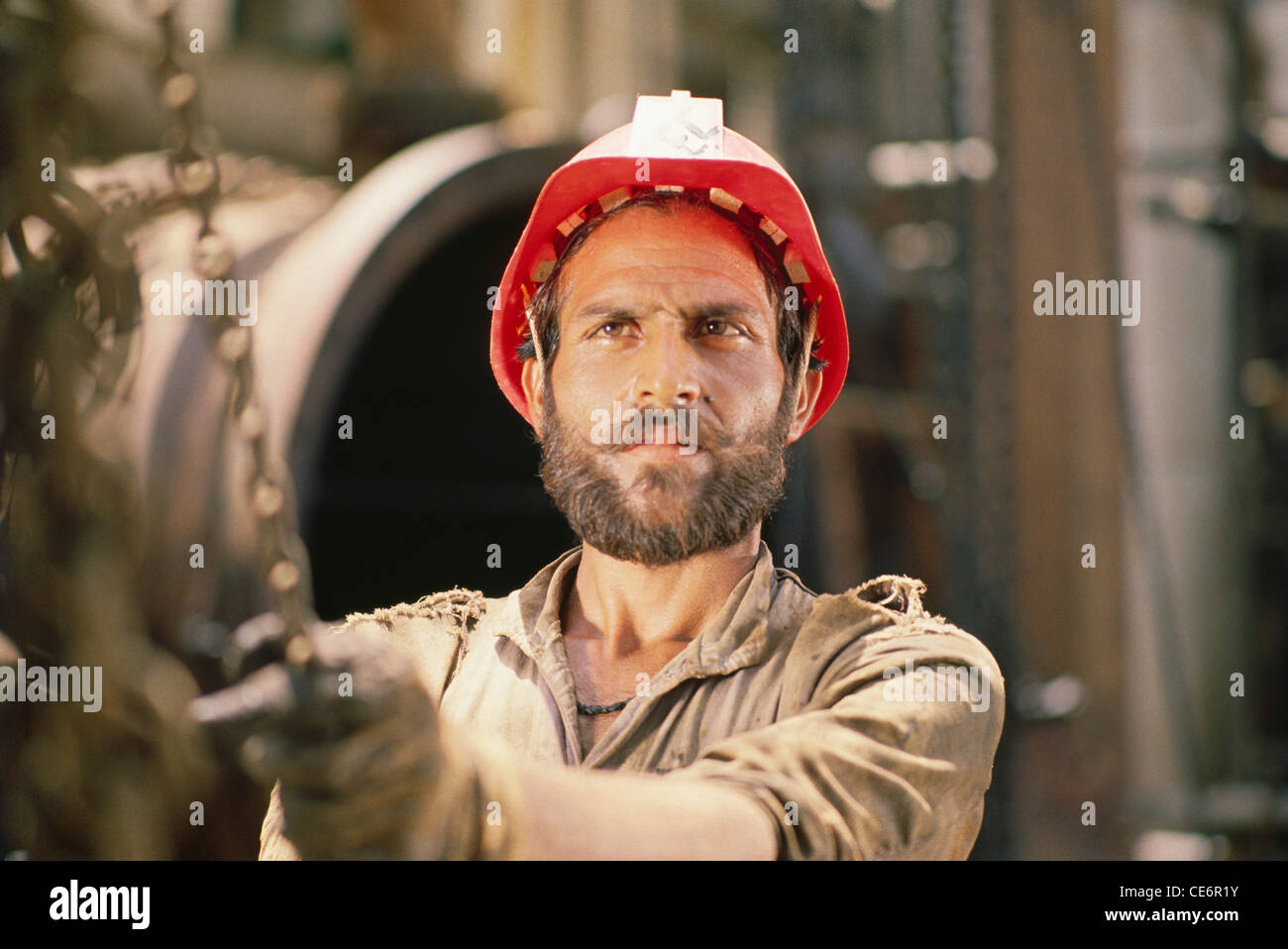 Travailleur industriel portant un casque de sécurité ; inde ; asie Banque D'Images