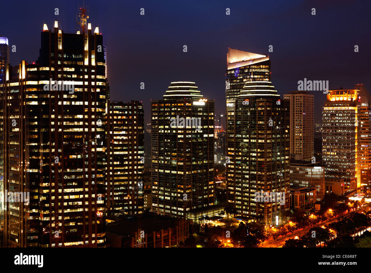Vue de nuit sur les immeubles de bureaux et de gratte-ciel le long de Jalan Jend Sudirman, Jakarta Banque D'Images