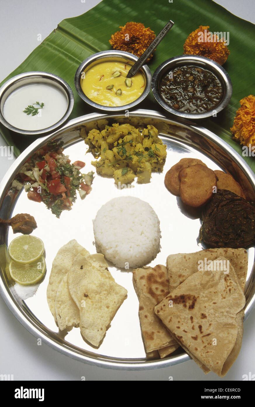 Thali végétarien indien de riz rôti de légumes lait caillé salade citron cornichon kadhi doux crevettes ; inde ; asie Banque D'Images