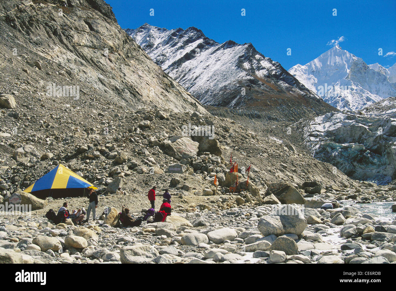 Tente et randonneurs à Gaumukh ; Gomukh ; gangotri ; district d'Uttarkashi ; uttaranchal ; uttarakhand ; inde ; asie Banque D'Images