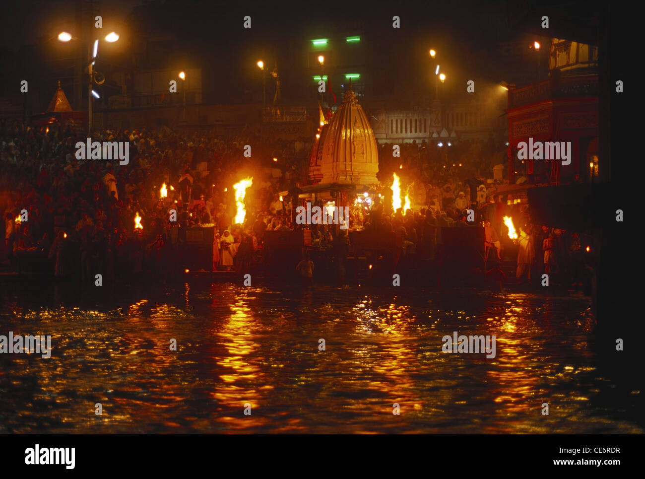 Les gens priant à Ganga river arati har ki pauri sur echelle ghat haridwar ; ; ; d'Uttaranchal inde Banque D'Images
