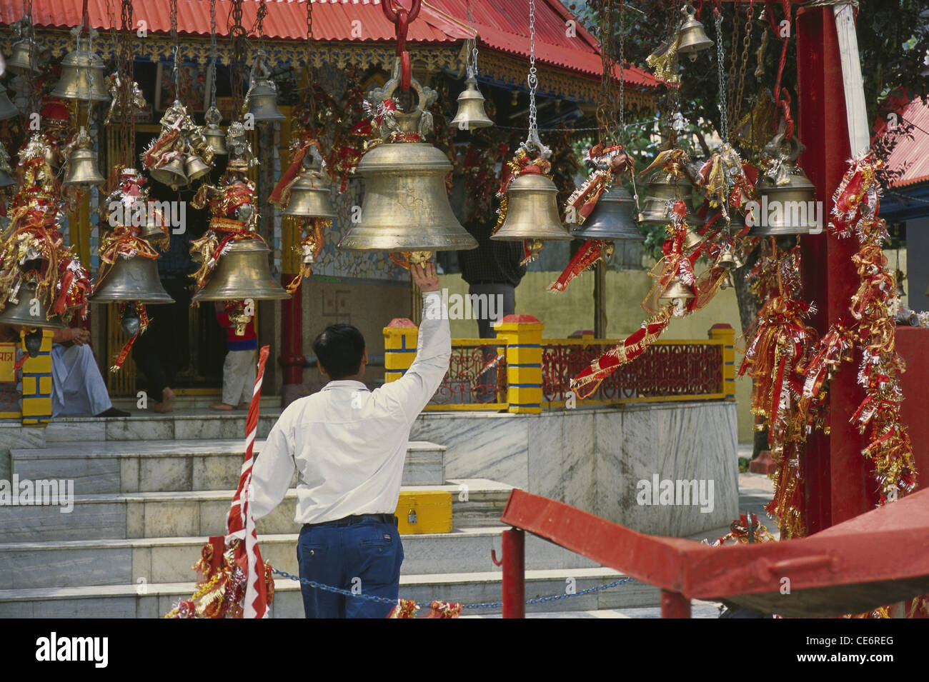 84943 END : homme Nainadevi sonnerie sonnerie de cloche du temple dévots Ghanta inde uttarakhand uttaranchal Nainital Banque D'Images