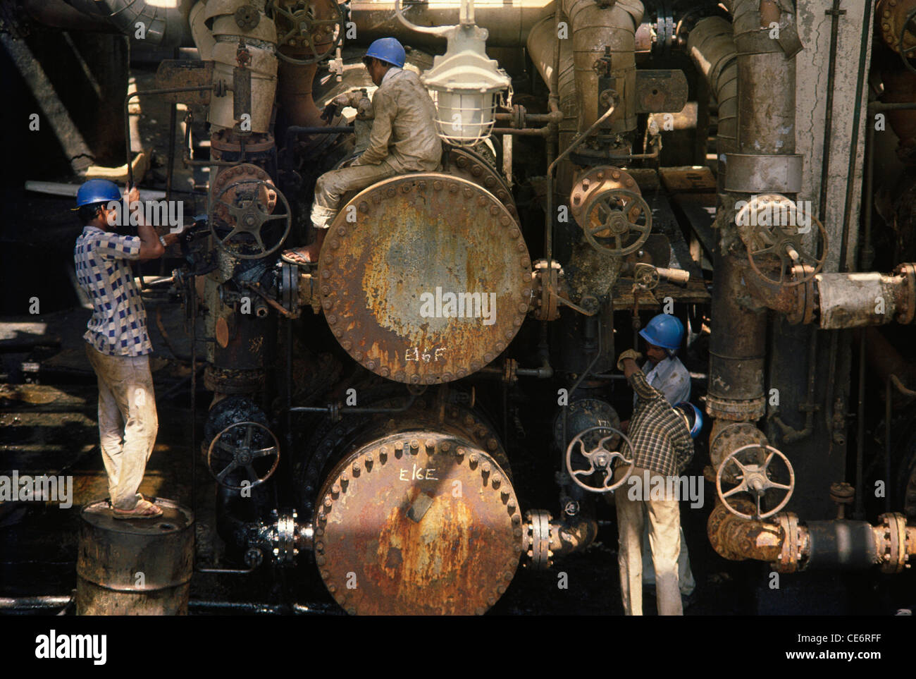 RJP 85736 : les hommes de casques bleus travaillant dans l'industrie de l'ingénierie de l'usine usine l'Inde Banque D'Images